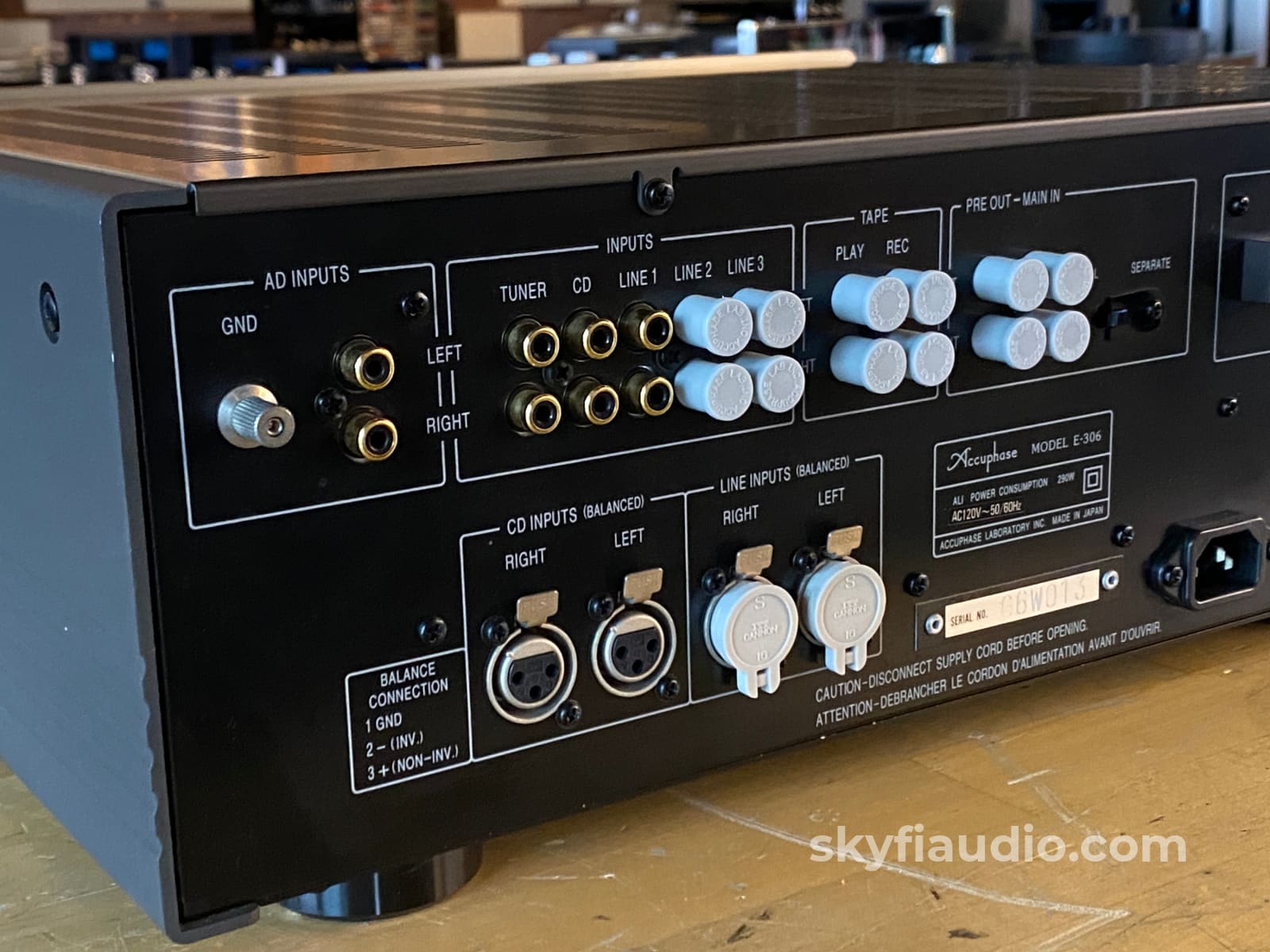 Accuphase E-306 Integrated Amplifier - 100 Wpc Made In Japan