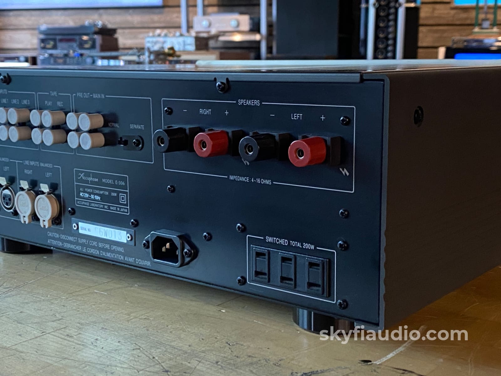 Accuphase E-306 Integrated Amplifier - 100 Wpc Made In Japan