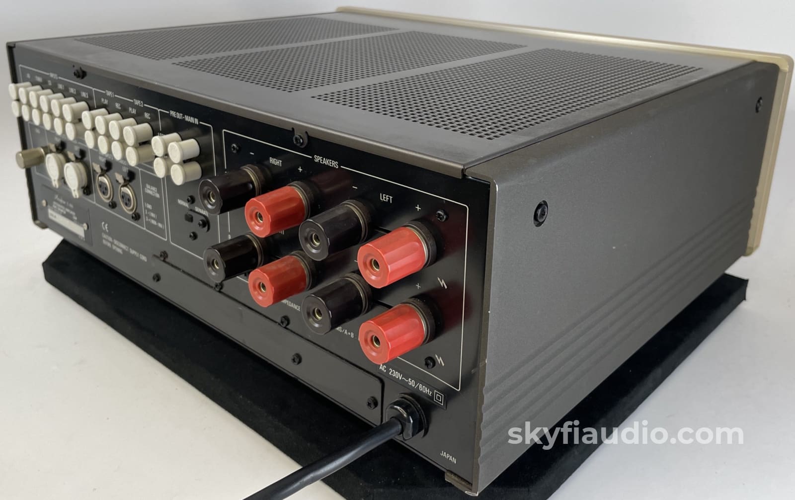 Accuphase E-406 Integrated Amplifier W/Phono And Balanced Connections