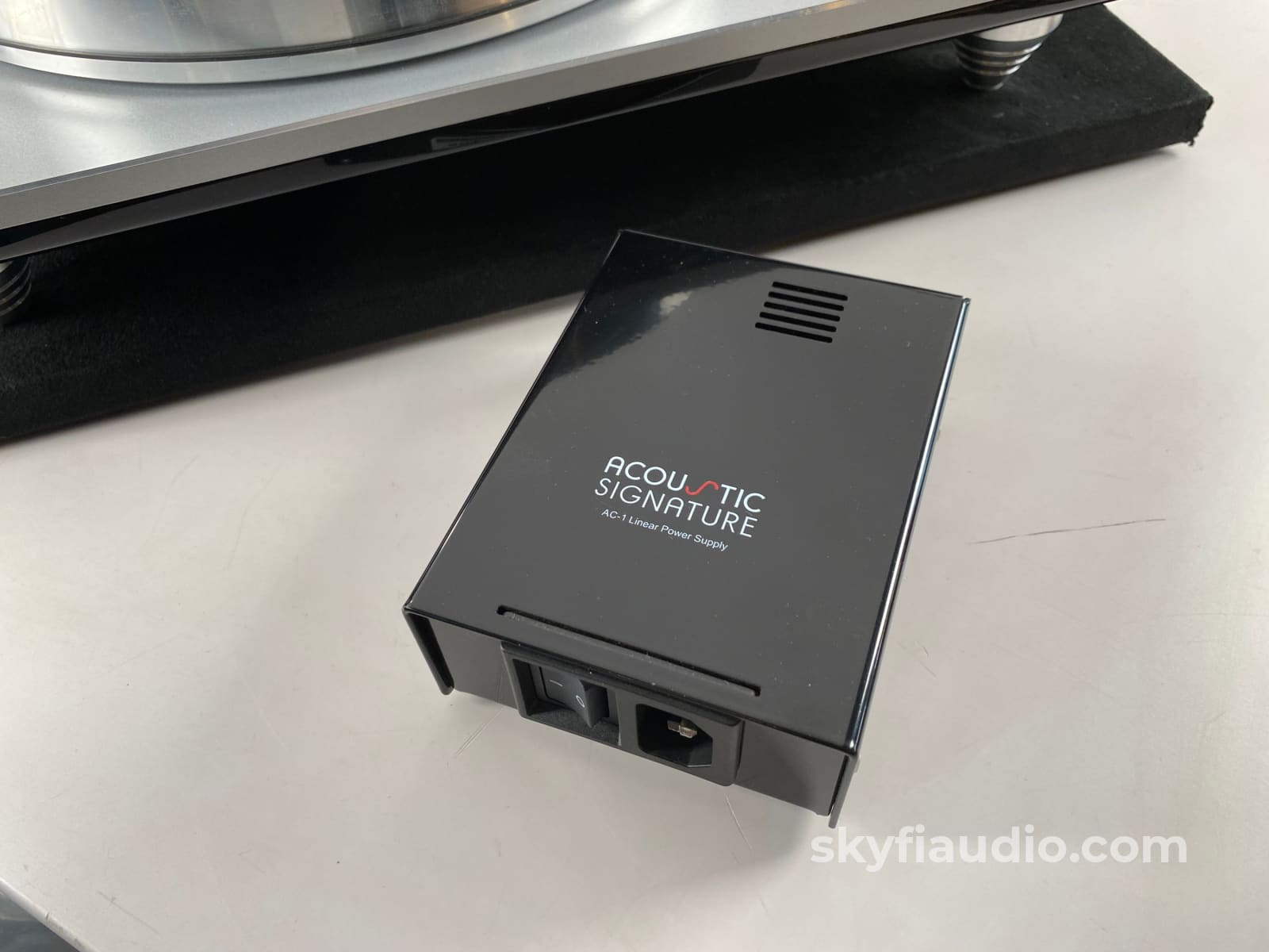 Acoustic Signature Wow Xl Turntable With New Sumiko Cartridge