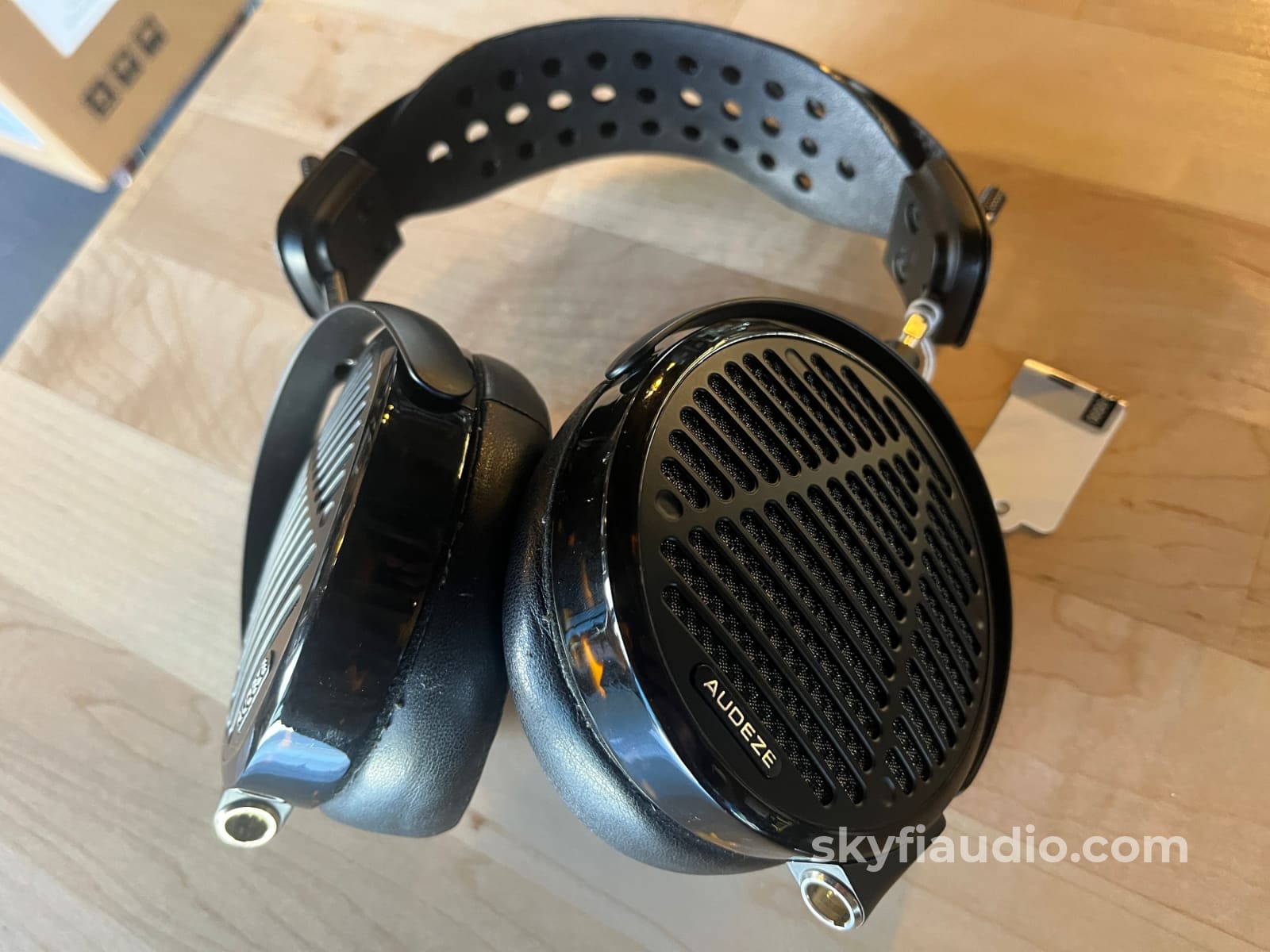 Audeze LCD-5 Planar magnetic headphones Headphones