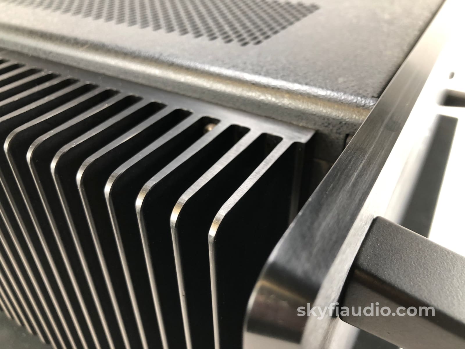 Audio Research D300 Solid State Amplifier - 160W