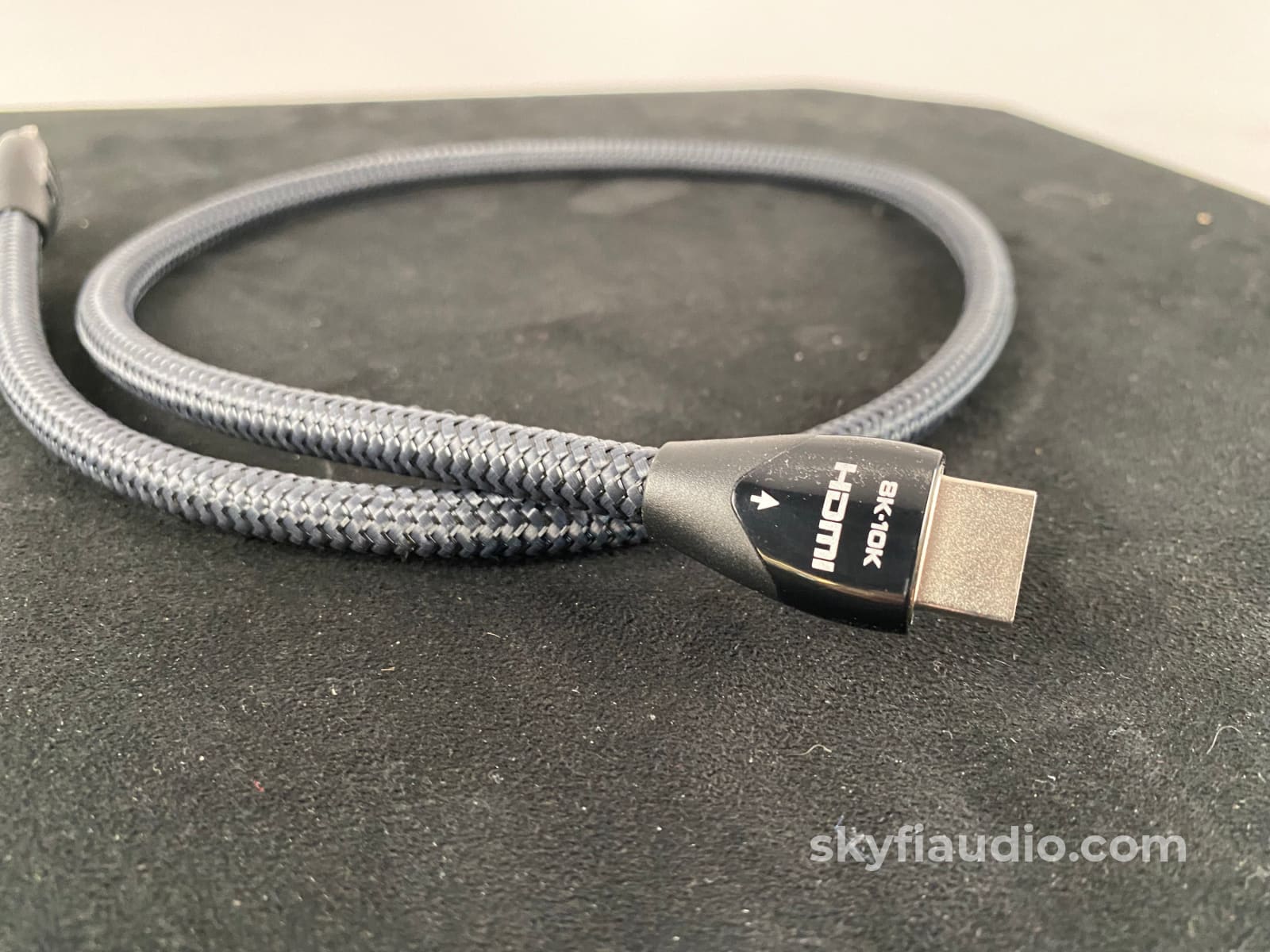 http://skyfiaudio.com/cdn/shop/files/audioquest-carbon-48-hdmi-cable-gbps-bandwidth-10k-and-hi-res-audio-capable-0-75-meter-length-cables-949.jpg?v=1682630051&width=2048