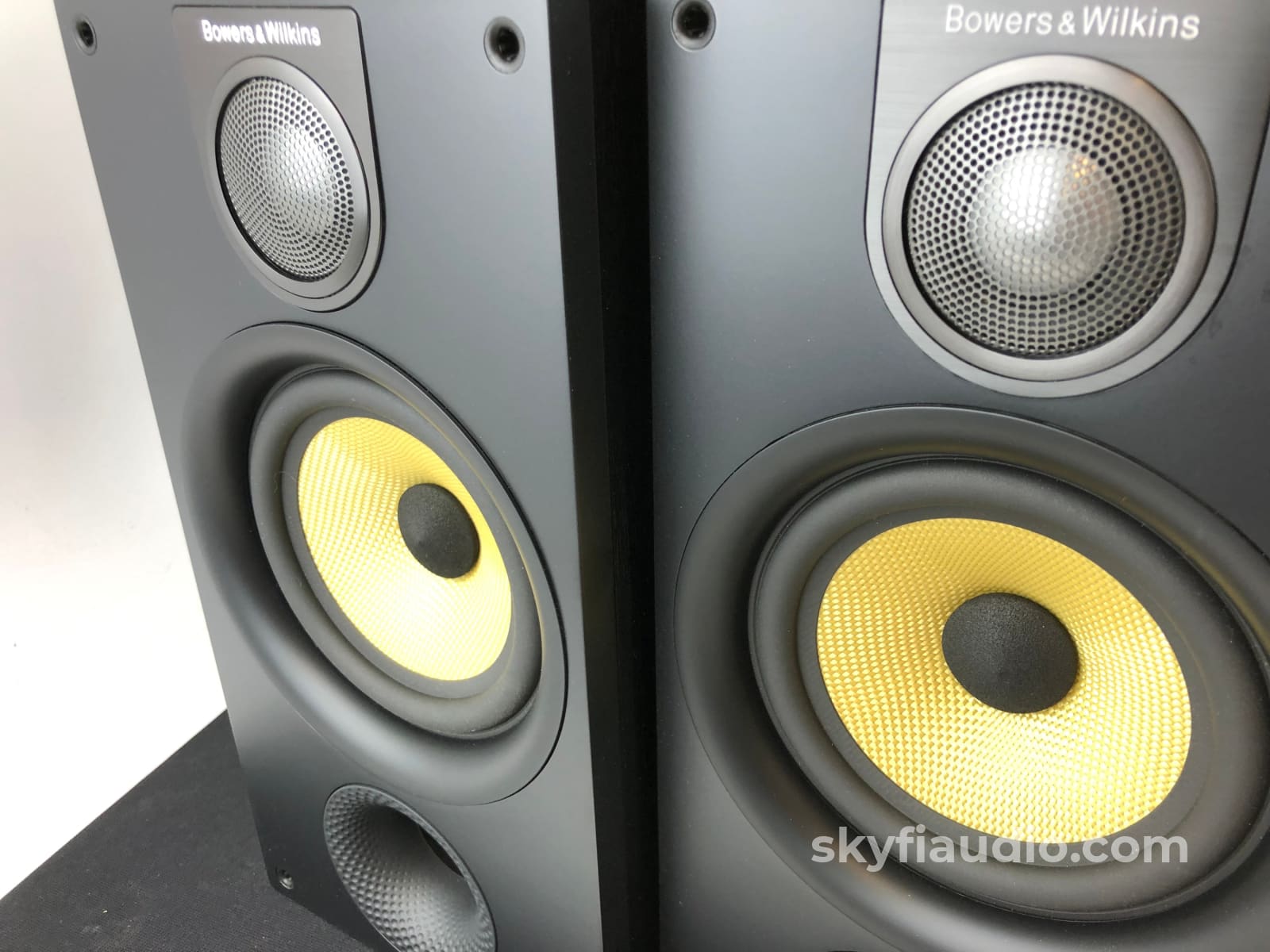 B&W (Bowers & Wilkins) 686 S2 Bookshelf Speakers