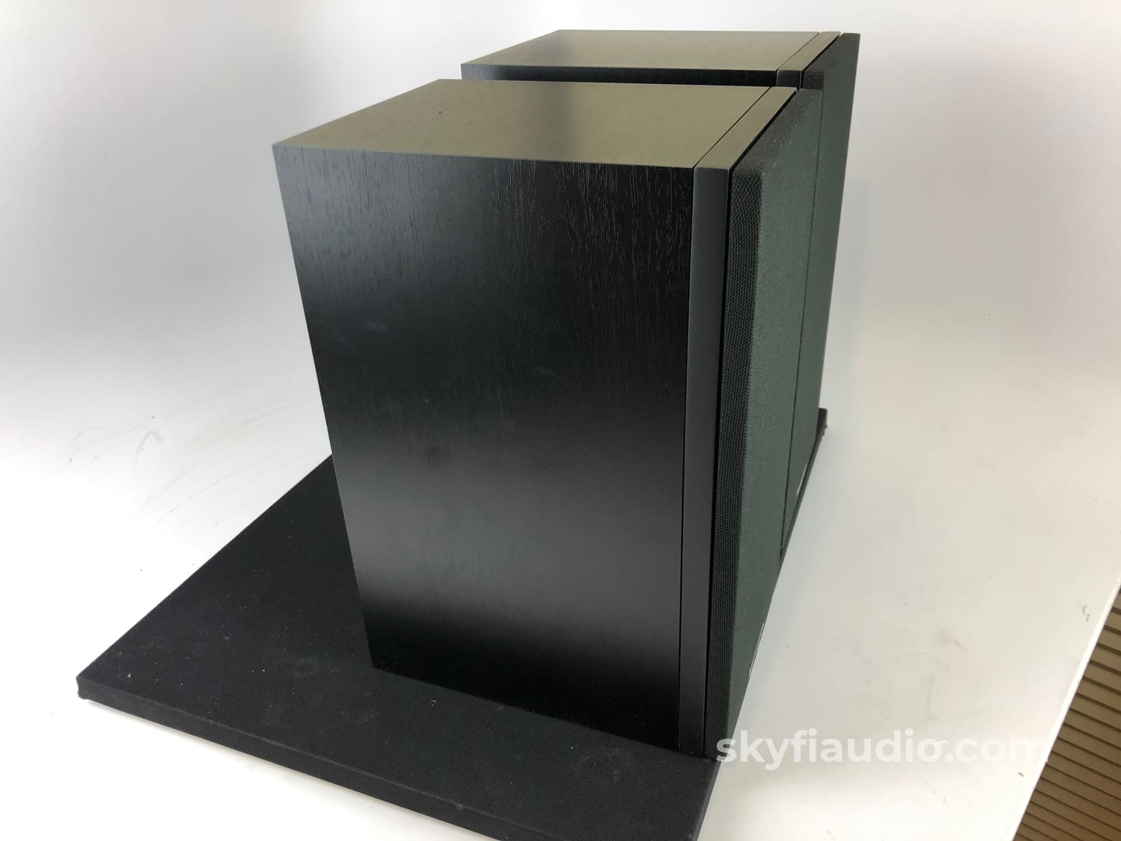 B&W (Bowers & Wilkins) 686 S2 Bookshelf Speakers