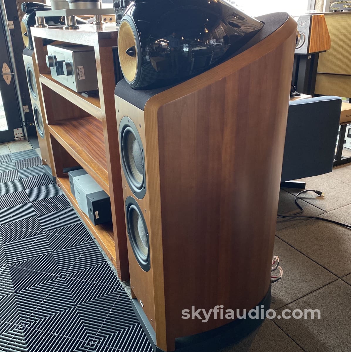 B&W (Bowers & Wilkins) Nautilus 802 Speakers In Cherry
