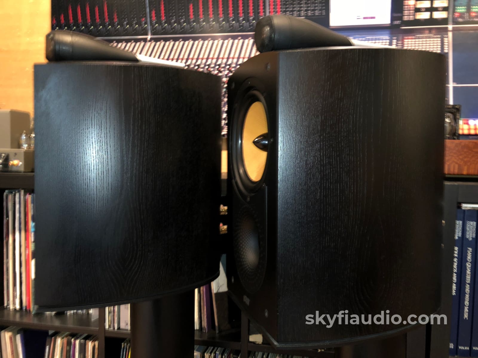 B&W (Bowers & Wilkins) Nautilus 805 With Matching Stands Speakers
