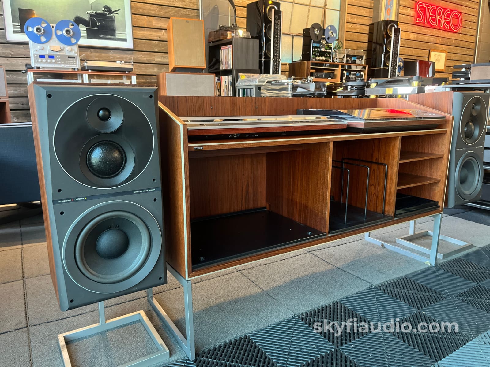 Bang & Olufsen B&O Beomaster 1900 Receiver Beogram 8000 Turntable and Beovox S80.2 speakers W/ Original Cabinet - Rare