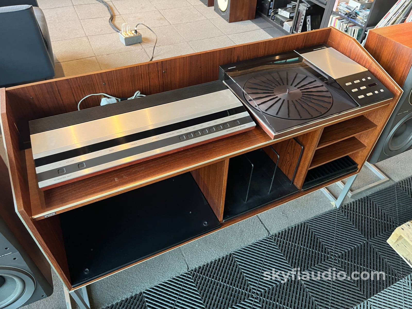 Bang & Olufsen B&O Beomaster 1900 Receiver Beogram 8000 Turntable and Beovox S80.2 speakers W/ Original Cabinet - Rare