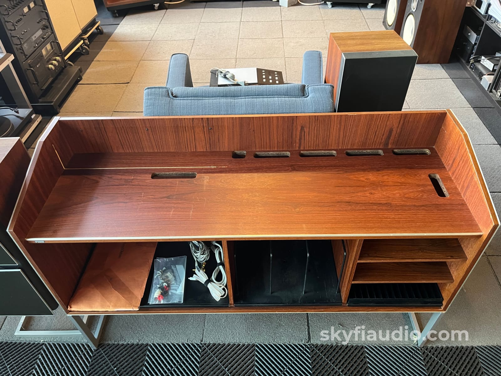 Bang & Olufsen B&O Beomaster 1900 Receiver Beogram 8000 Turntable and Beovox S80.2 speakers W/ Original Cabinet - Rare
