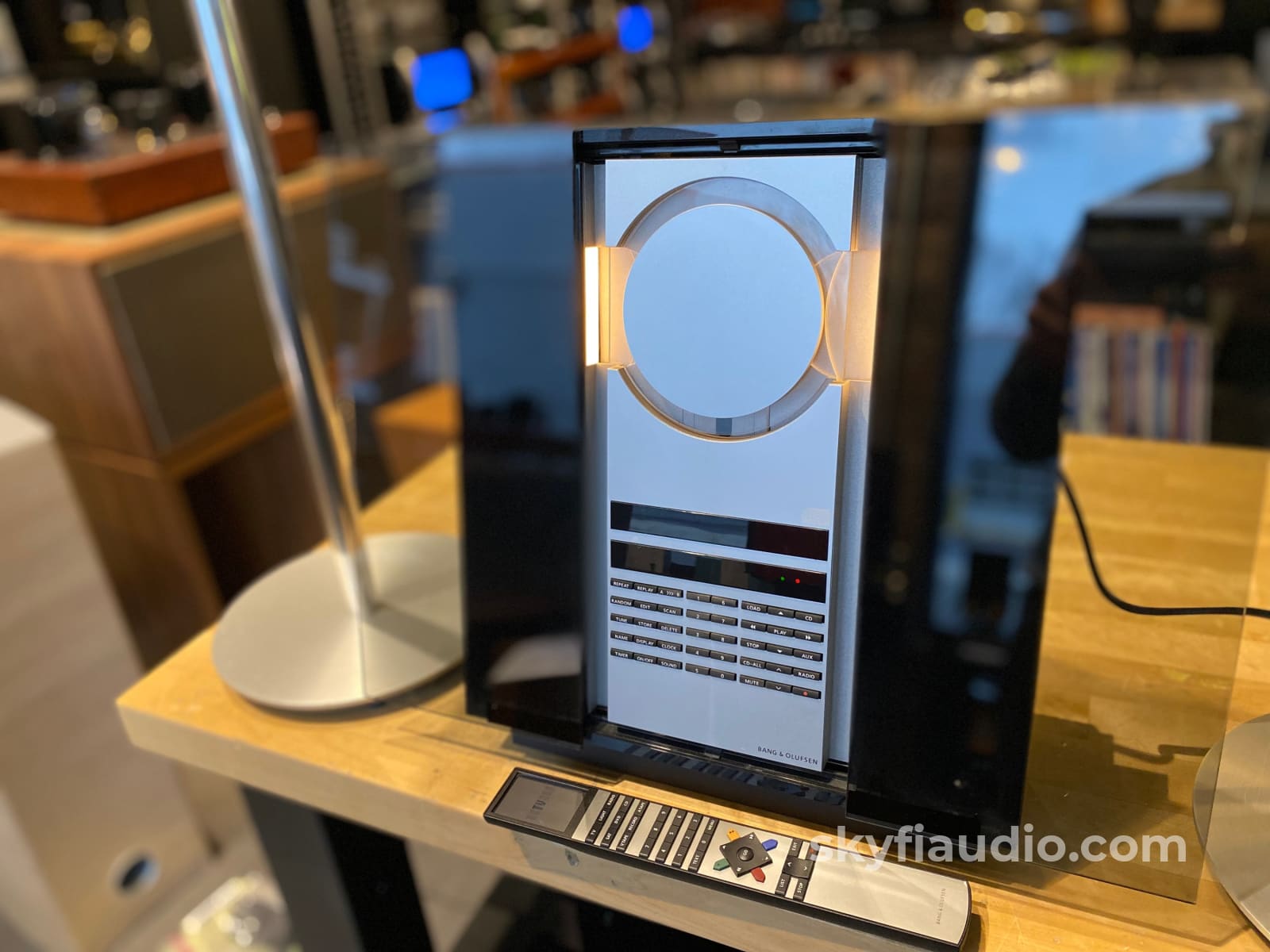 Bang & Olufsen Beosound 3000 And Beolab 3 Speakers (Complete System) Integrated Amplifier