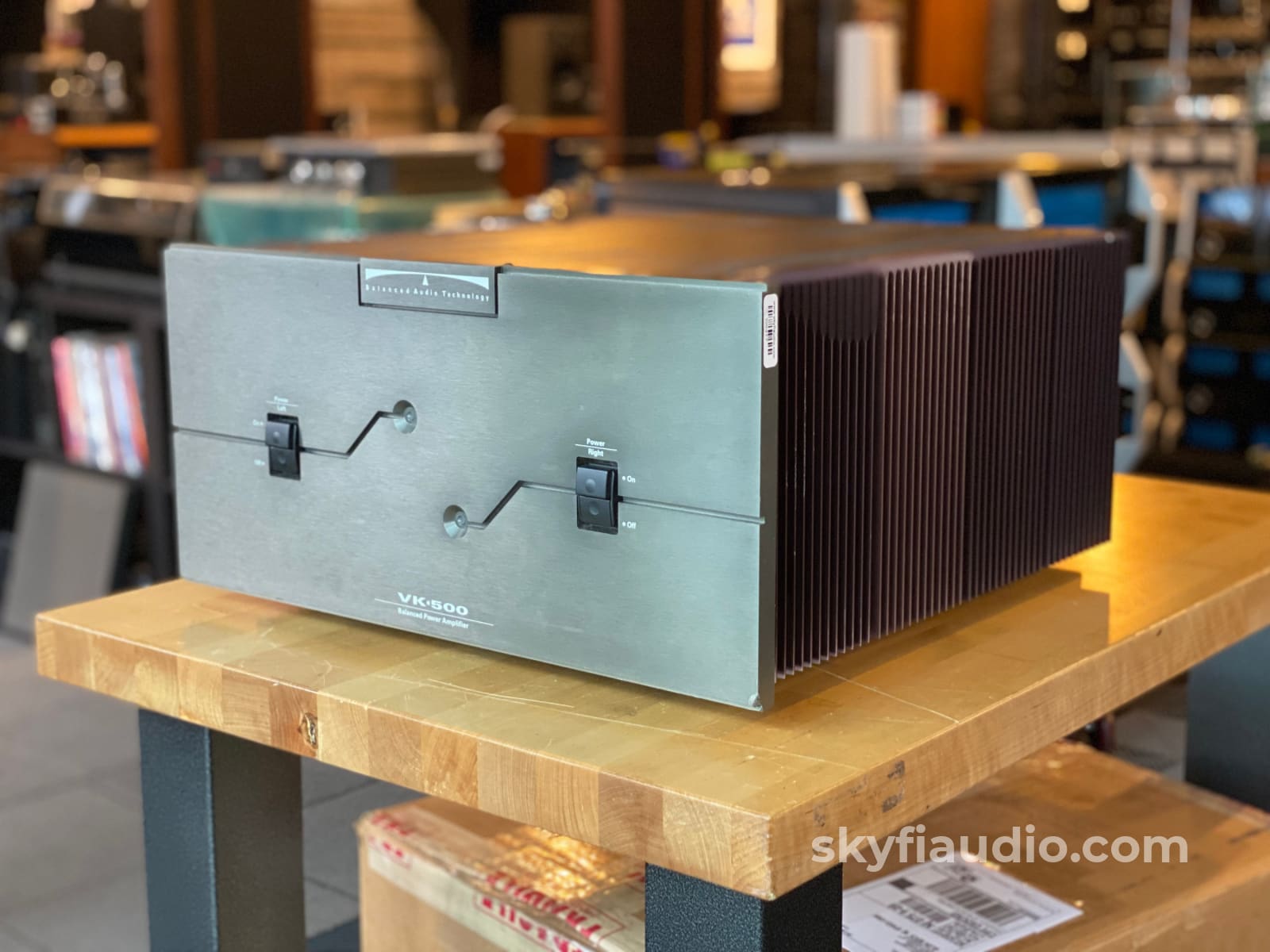 Bat (Balanced Audio Technology) Vk-500 Fully Balanced Amplifier - 250W / 450W