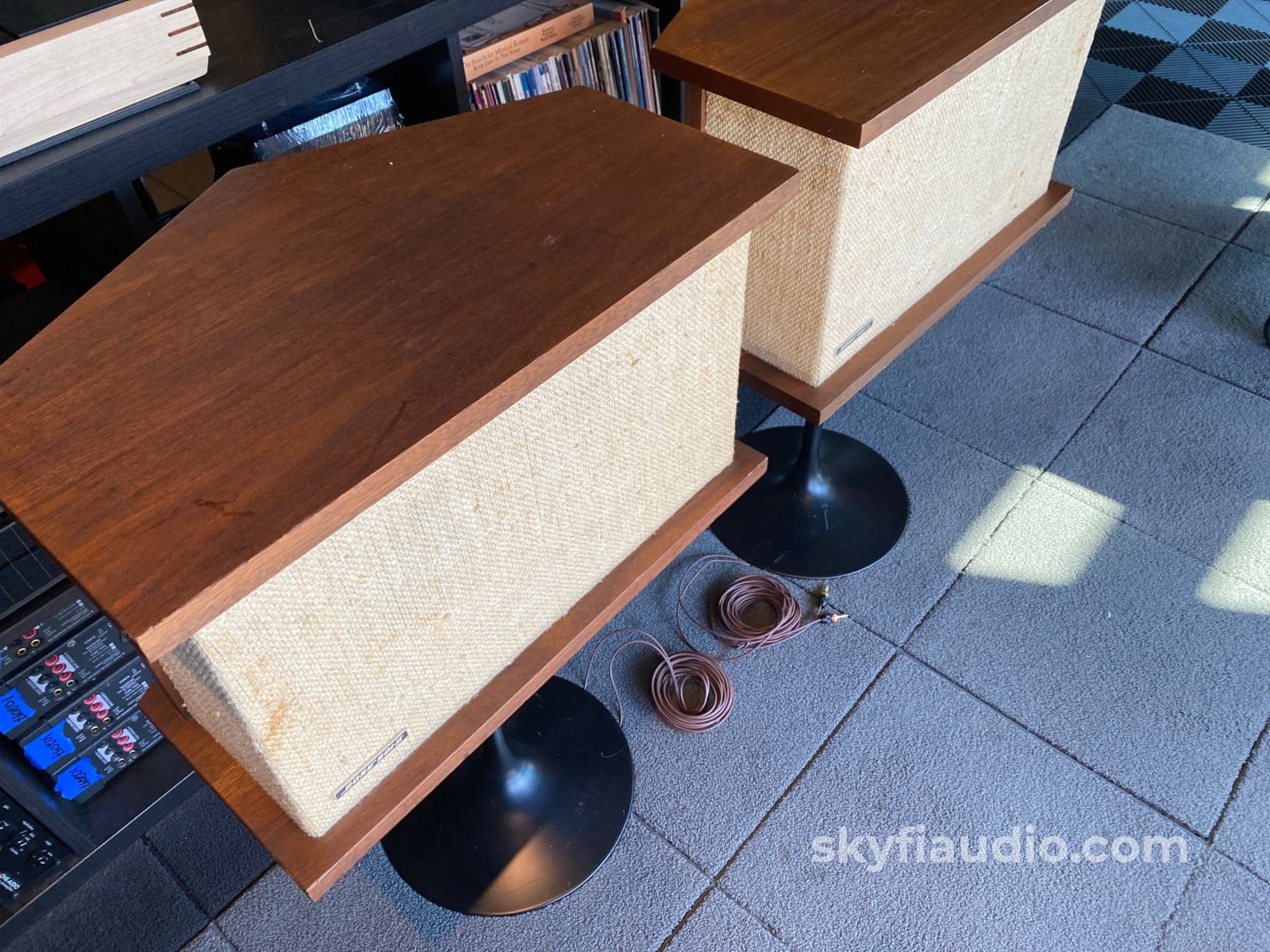 Bose 901 Series Ii Direct/Reflecting Vintage Speakers - W/Original Eq And Tulip Stands