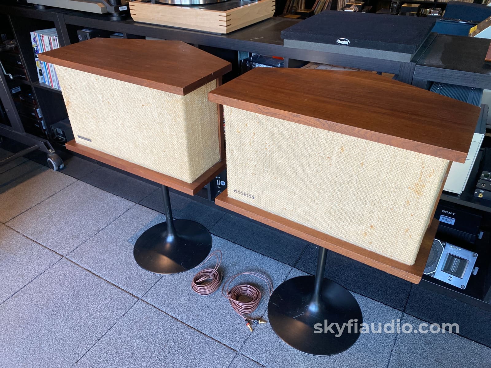 Bose 901 Series Ii Direct/Reflecting Vintage Speakers - W/Original Eq And Tulip Stands