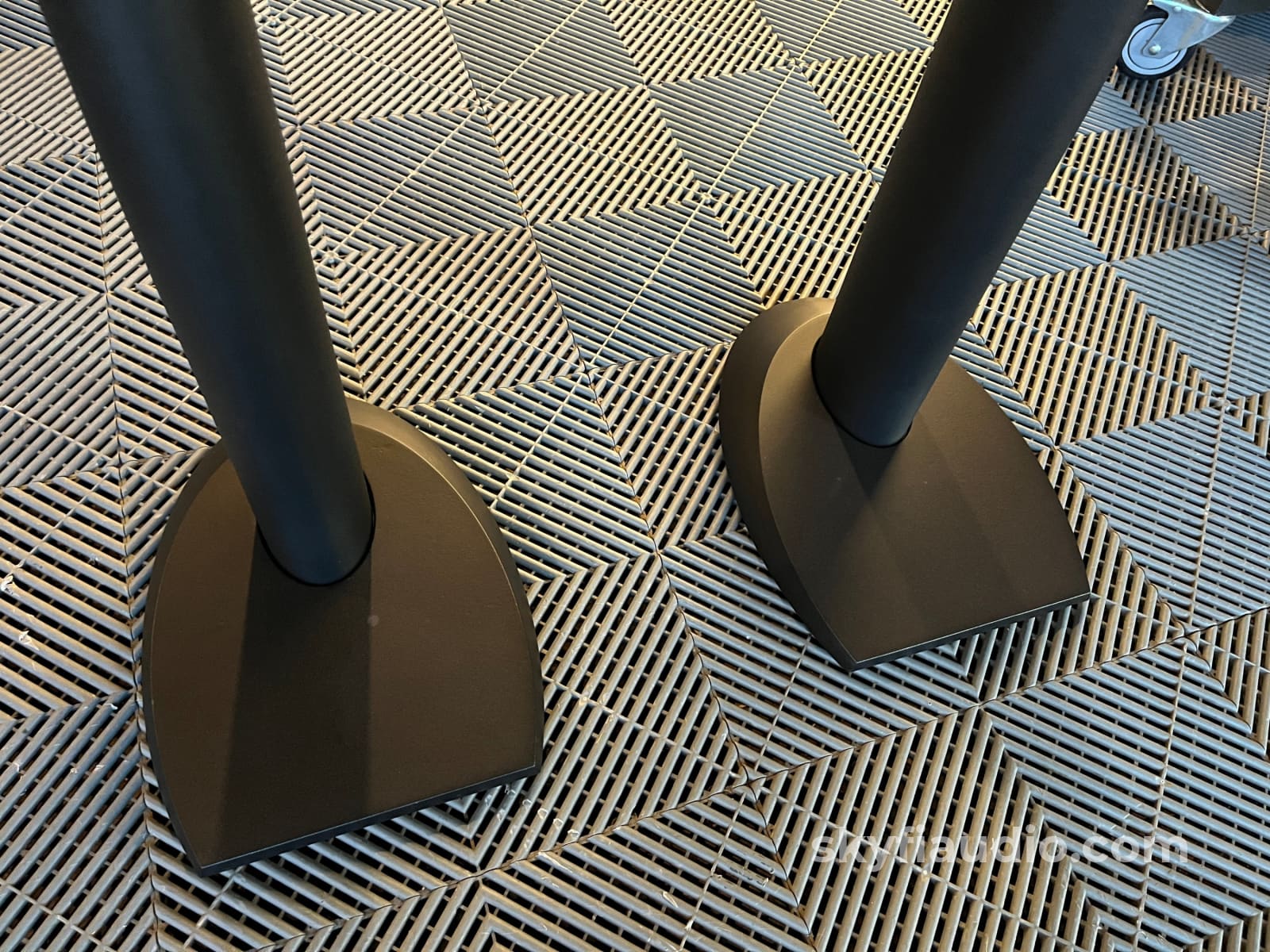 Bowers and Wilkins B&W Nautilus 805 Speakers W/ Stands Speakers