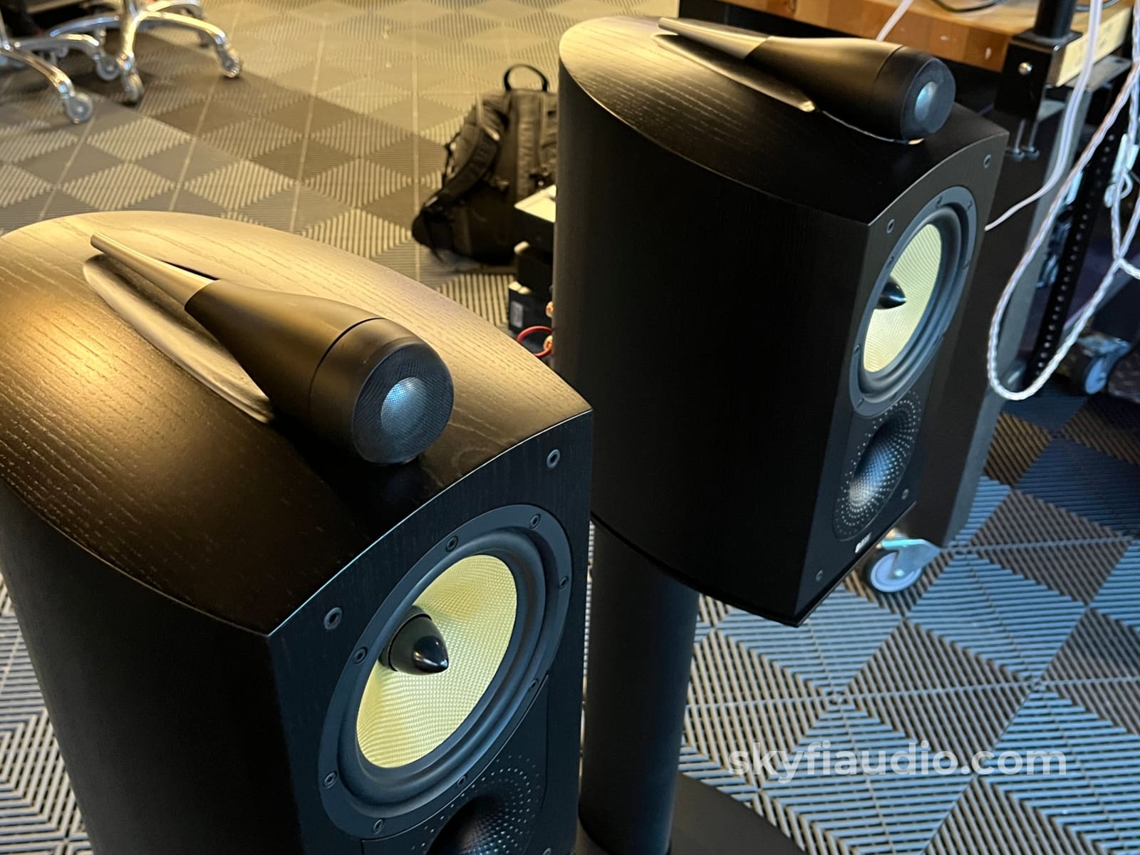 Bowers and Wilkins B&W Nautilus 805 Speakers W/ Stands Speakers