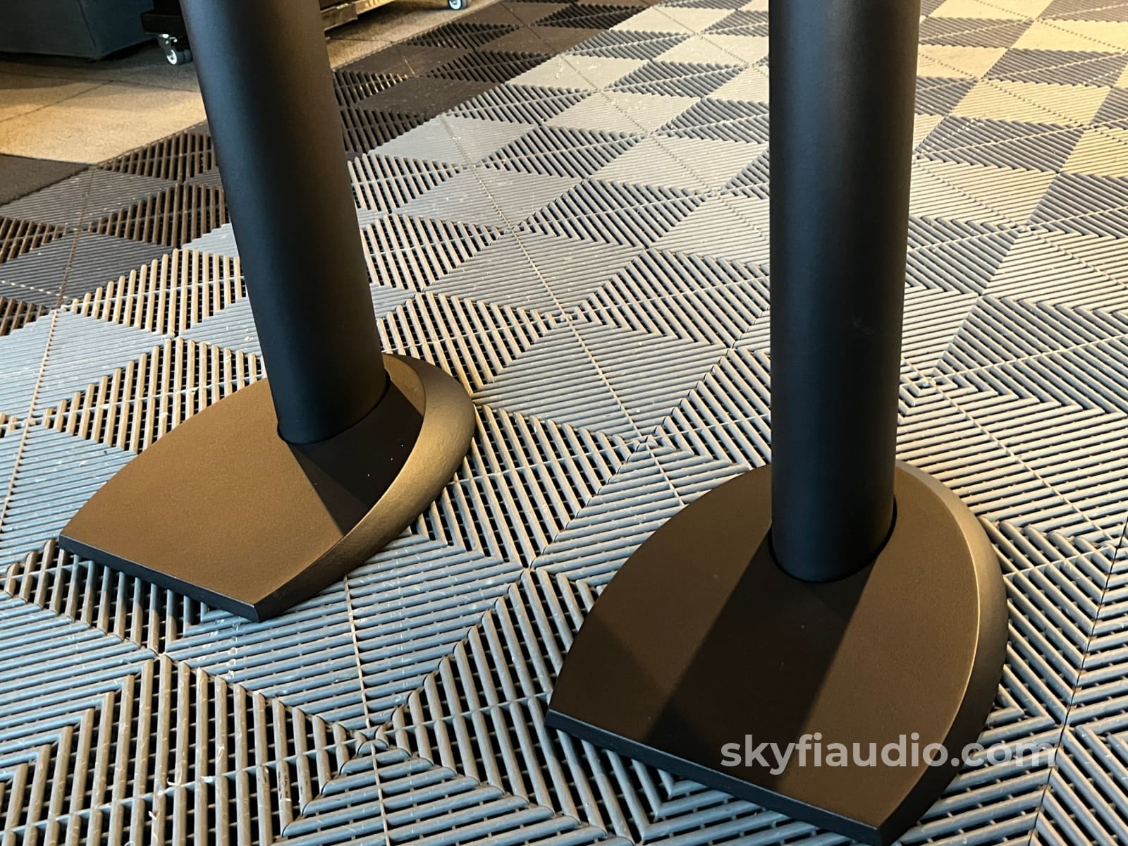 Bowers and Wilkins B&W Nautilus 805 Speakers W/ Stands Speakers