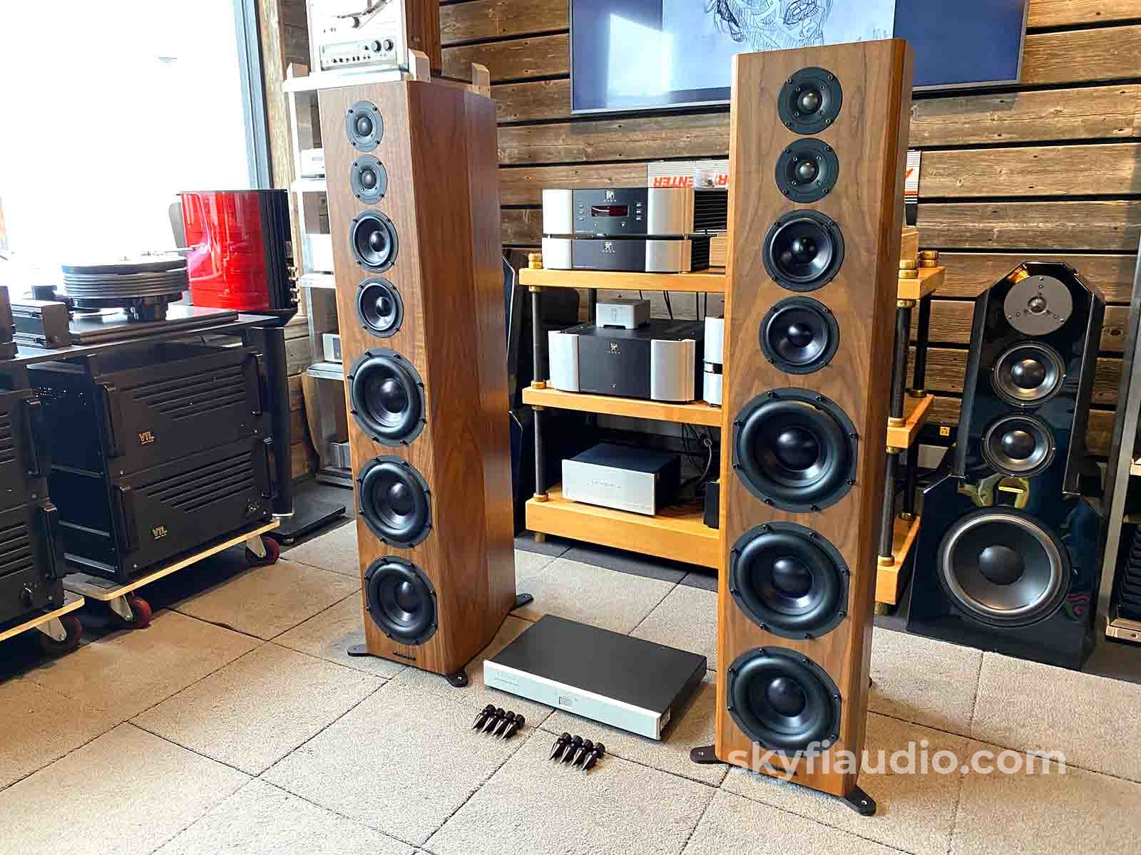 Bryston Model T Signature Active Loudspeaker System With Bax-1 Dsp Crossover Speakers