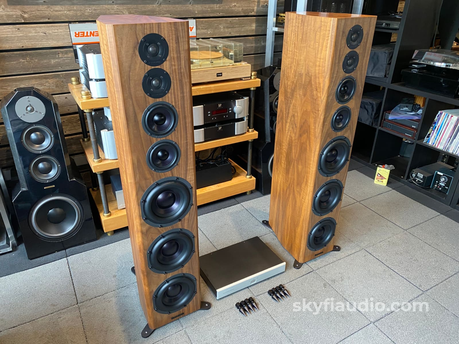 Bryston Model T Signature Active Loudspeaker System With Bax-1 Dsp Crossover Speakers
