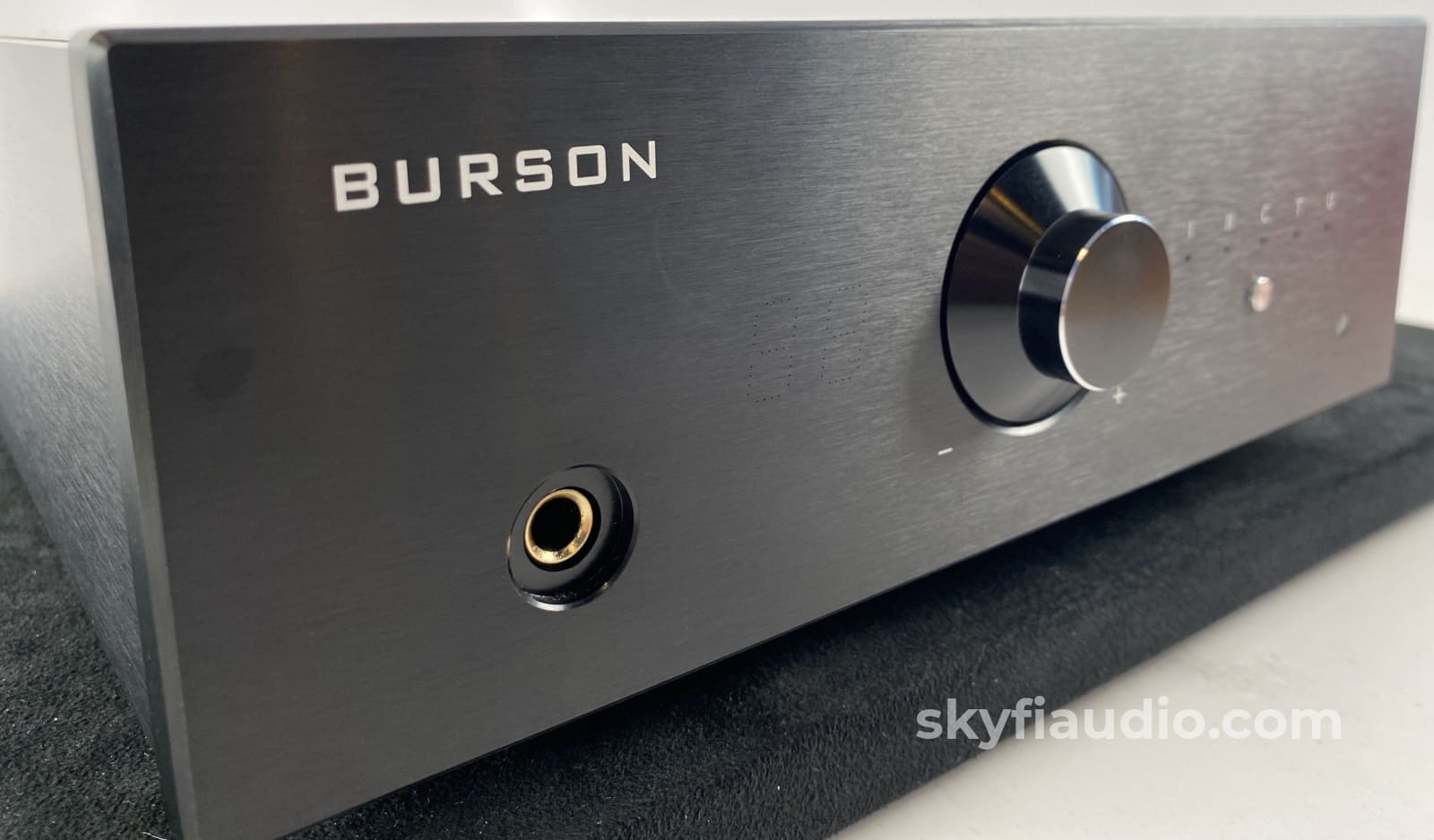 Burson Audio Conductor V2 - Desktop Headphone Amplifier W/Remote