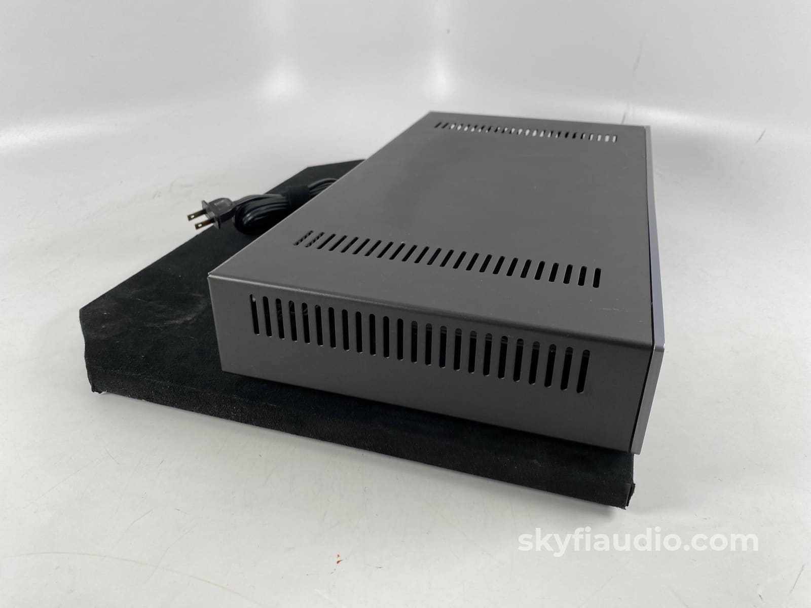 Carver M-200T Magnetic Field Power Stereo Amplifier