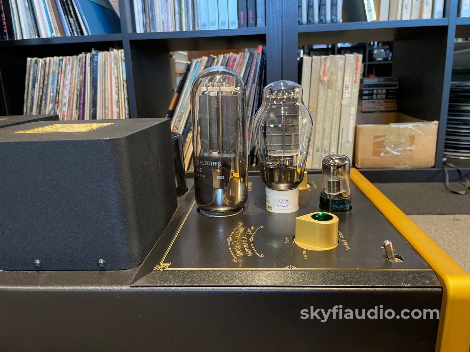 Cary Audio Design Cad-805 - Single-Ended Tube Monoblock Amplifiers With Matching Stands Amplifier