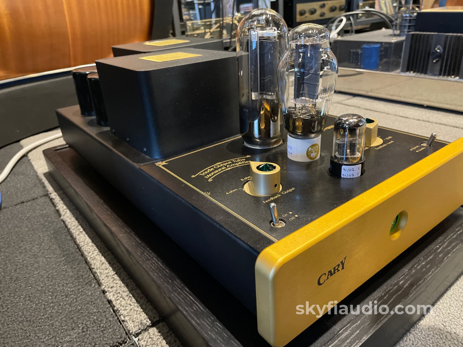 Cary Audio Design Cad-805 - Single-Ended Tube Monoblock Amplifiers With Matching Stands Amplifier
