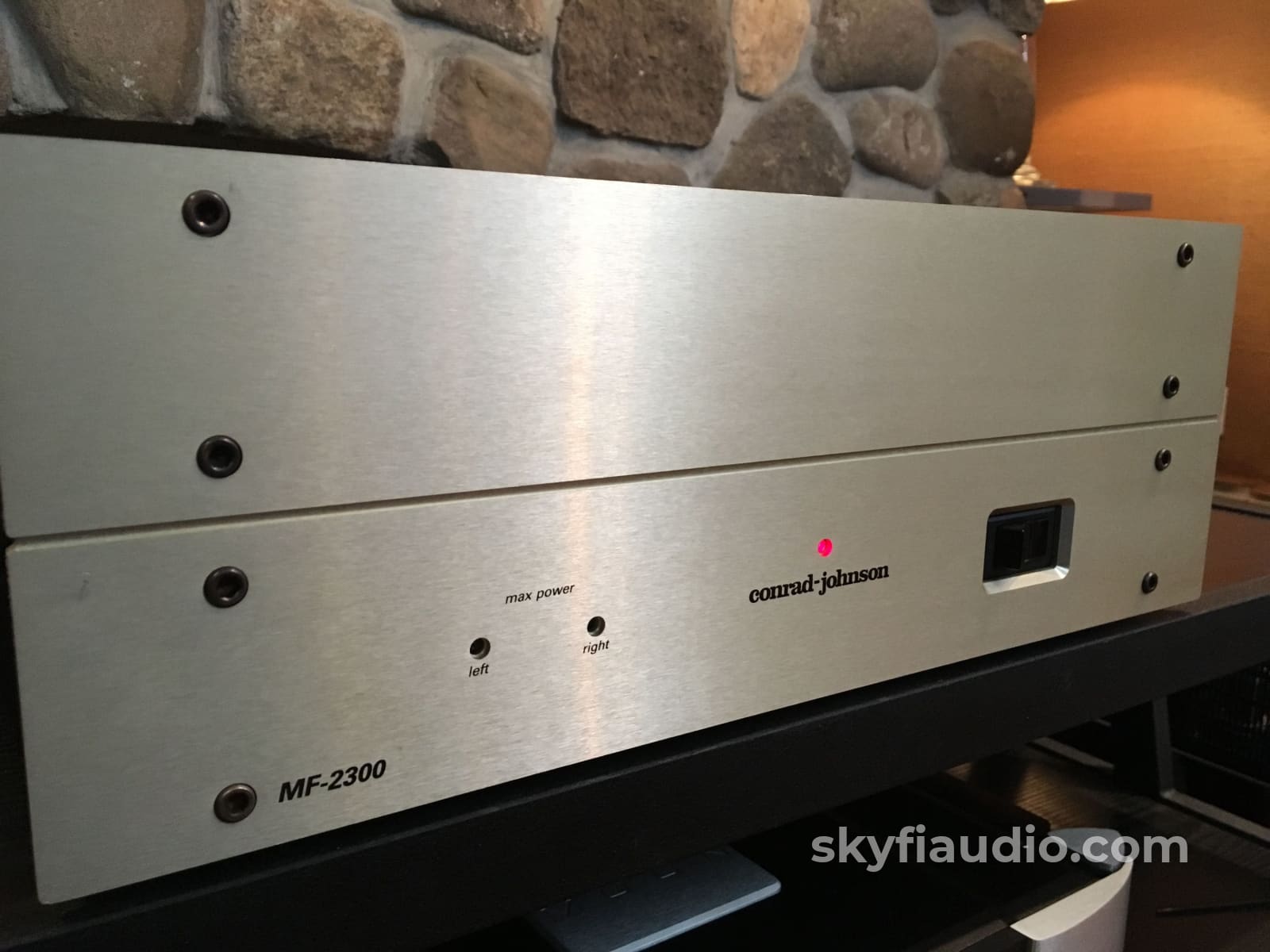 Conrad-Johnson Mf2300 Solid State Amplifier