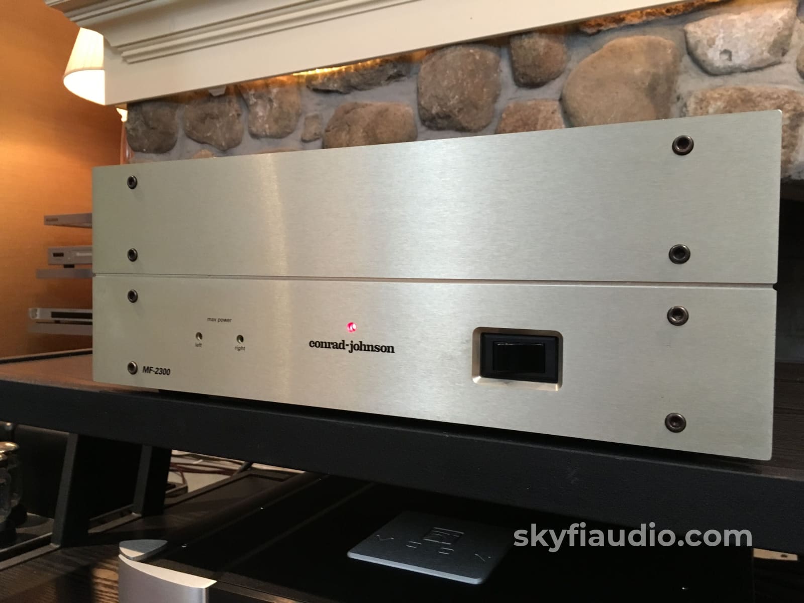 Conrad-Johnson Mf2300 Solid State Amplifier
