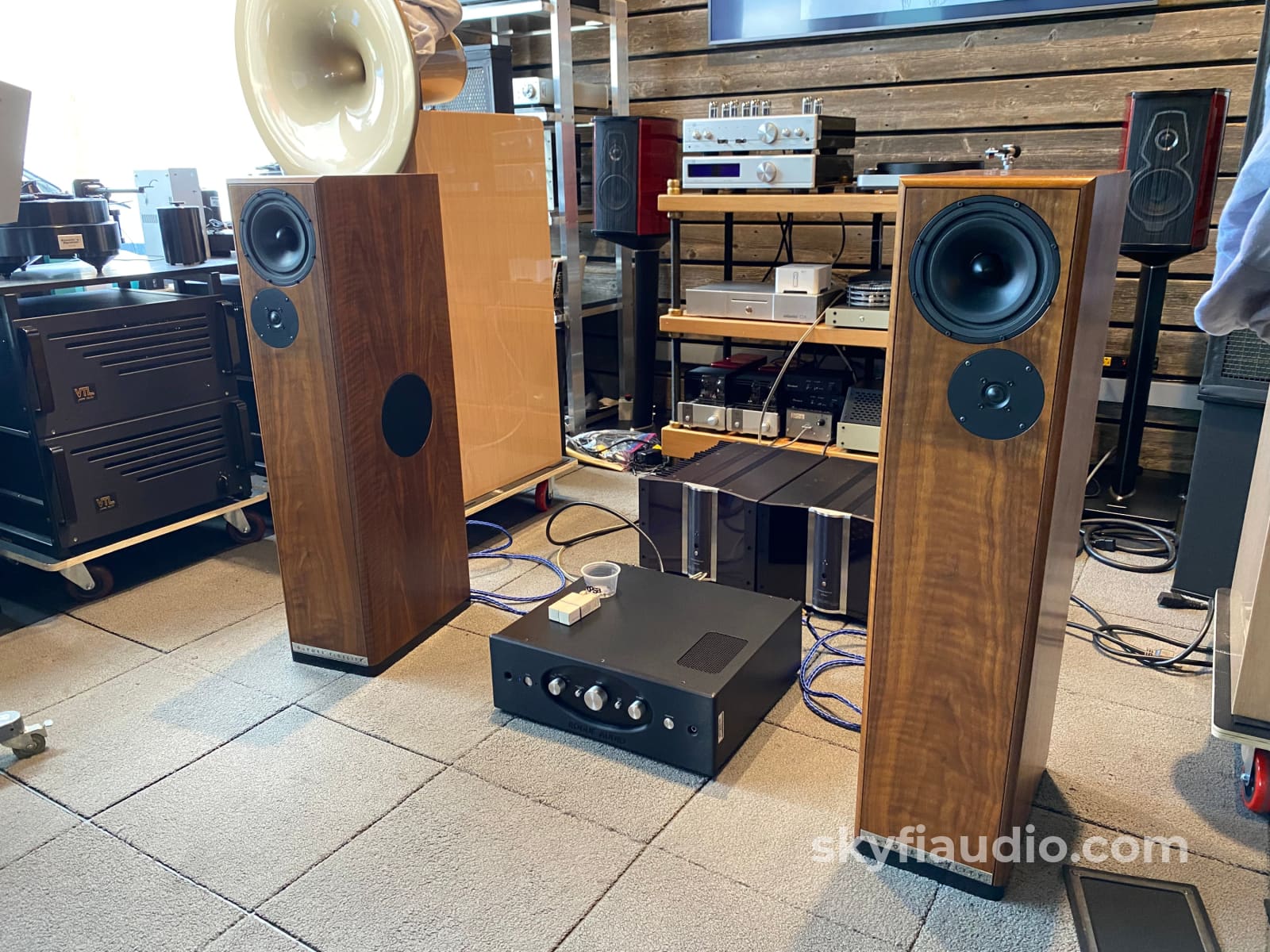 Devore Fidelity Gibbon Nines 2-Way Speakers In A Gorgeous Finish Made In Nyc!
