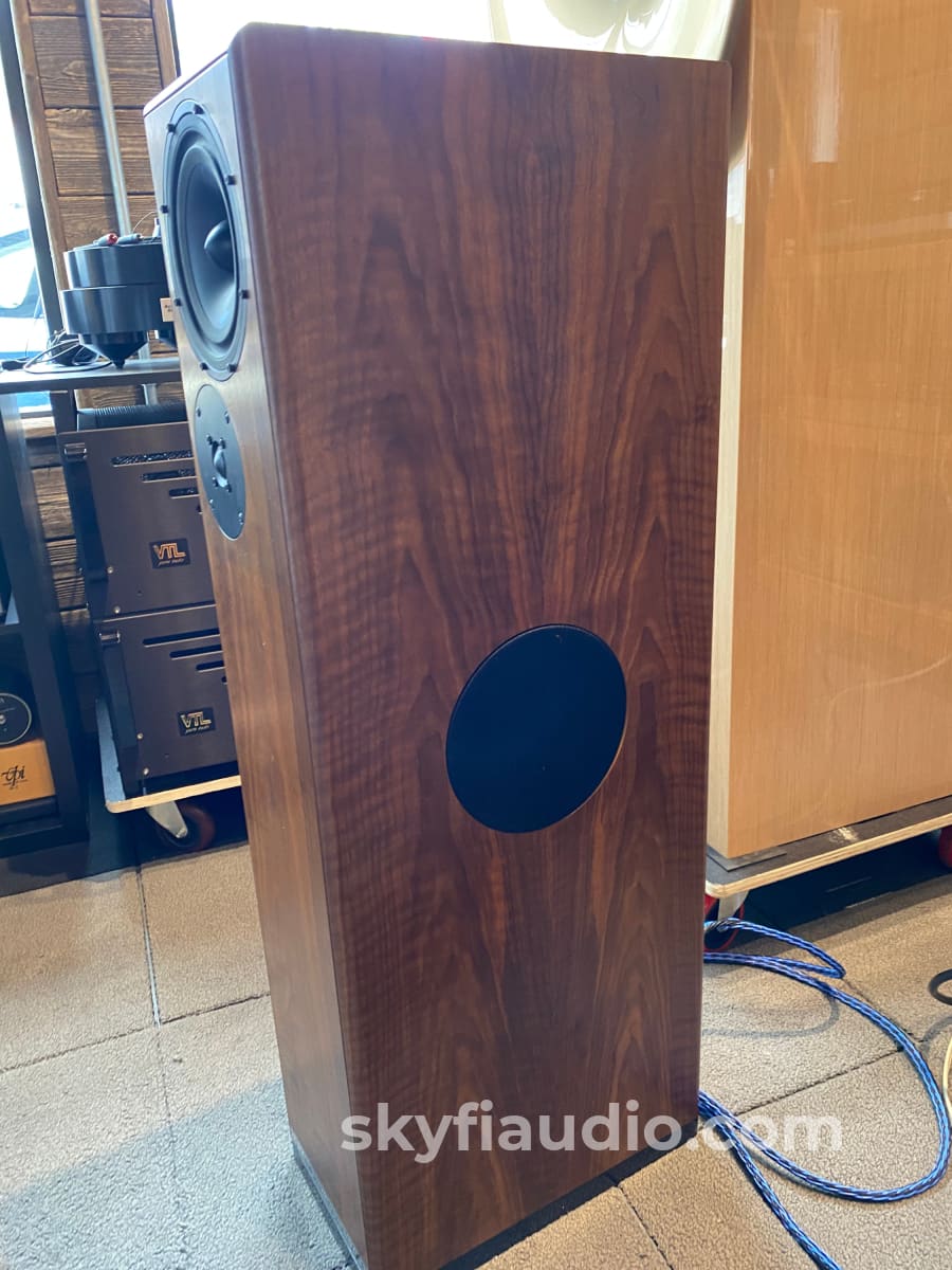 Devore Fidelity Gibbon Nines 2-Way Speakers In A Gorgeous Finish Made In Nyc!