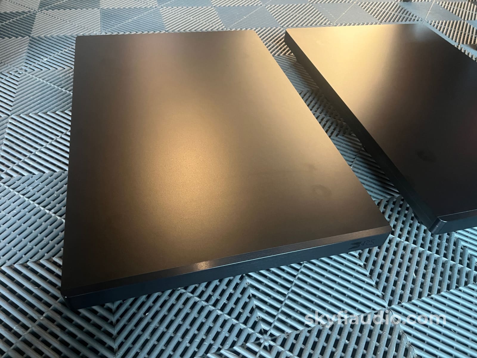 HRS Steel Amplifier Stands 19x29 - For MC901 But Will Fit Many Others Furniture