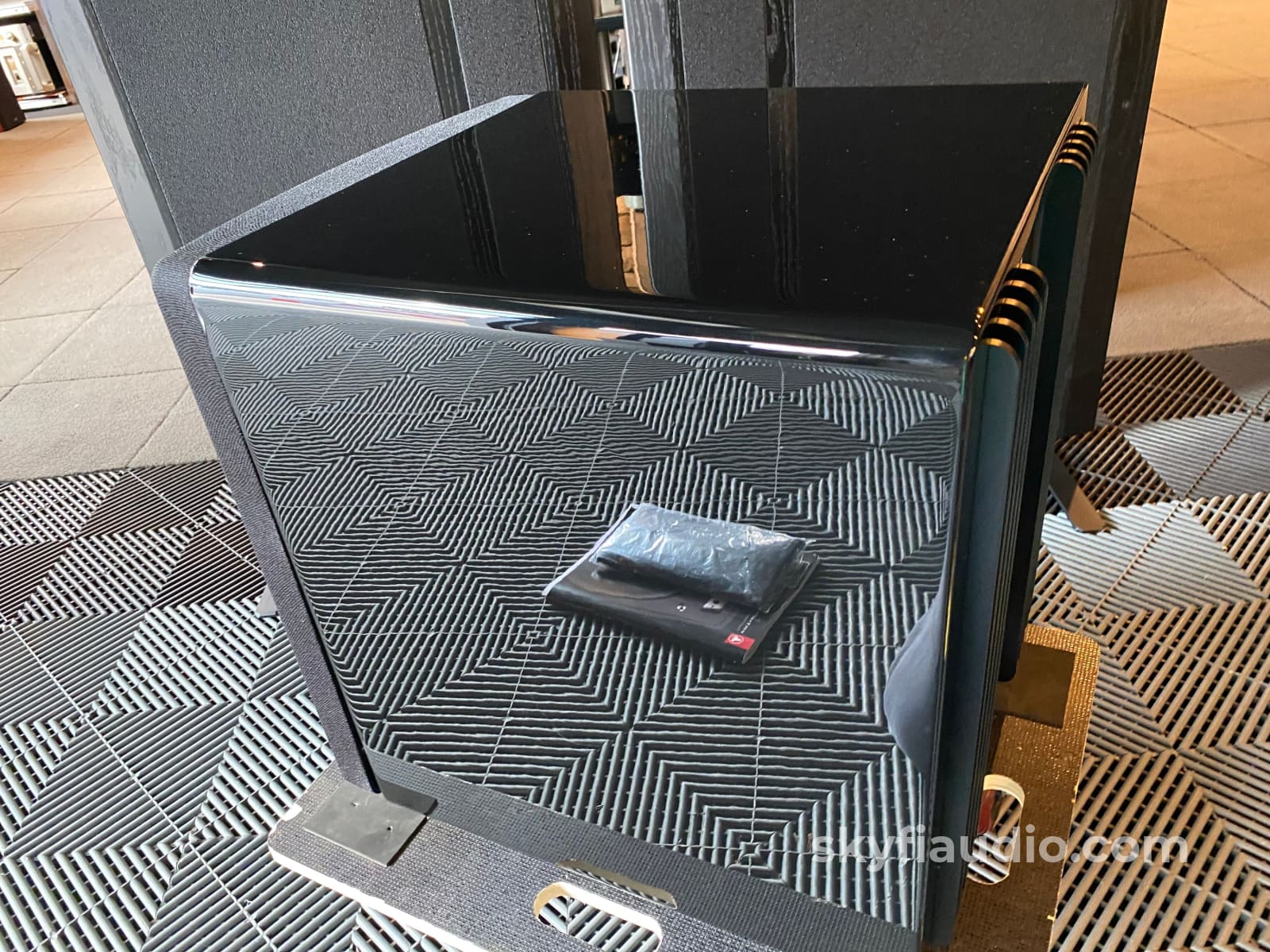 Jl Audio - Fathom F113V2-Gloss 13.5-Inch Powered Subwoofer In A Black Gloss Finish Speakers