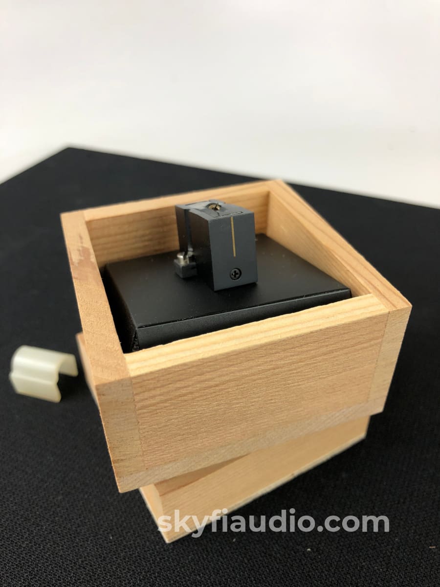Koetsu Black Low-Output Mc (Moving-Coil) Cartridge - Musashino Audio Lab Turntable