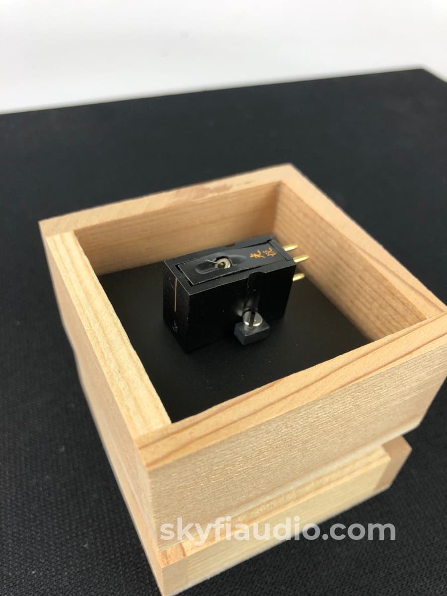 Koetsu Black Low-Output Mc (Moving-Coil) Cartridge - Musashino Audio Lab Turntable