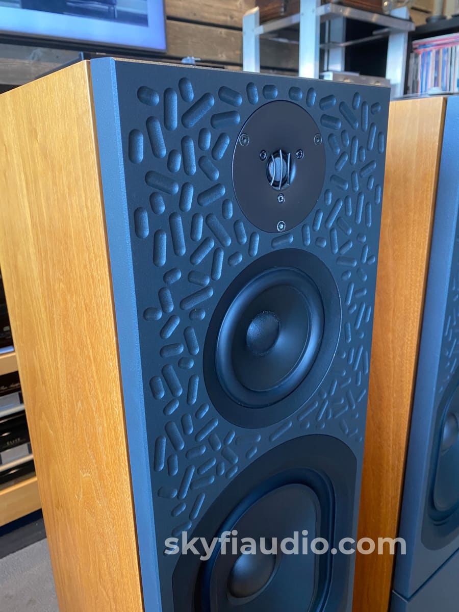 Linn Keltik Speakers + 4 Klout Amps W/ Aktiv Xo Cards