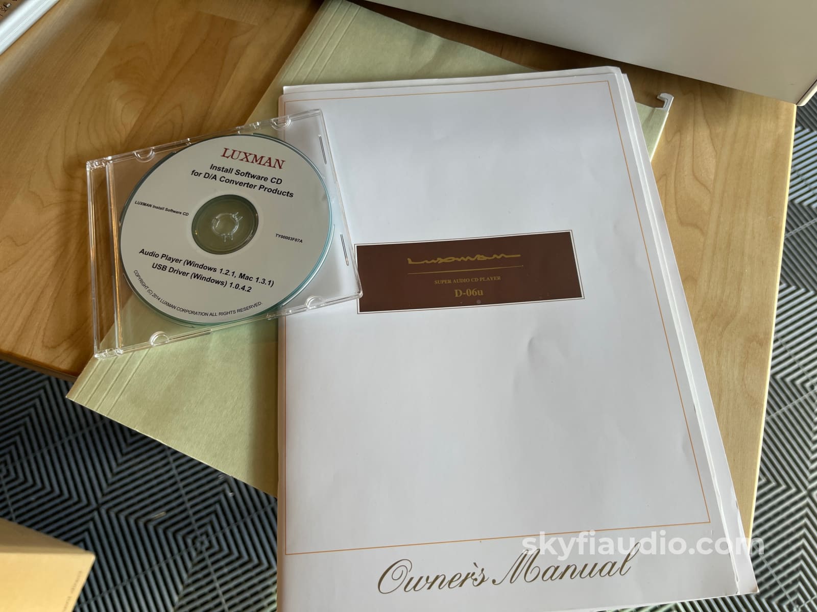 Luxman D-06U SACD Player - W/ Remote - CD + Digital