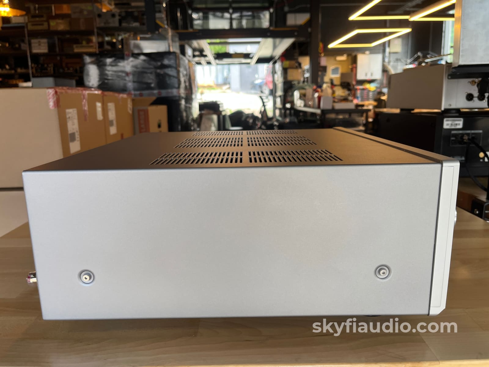 Luxman L-505uX Integrated Amplifier - 100 Watts W/ Remote - Amplifier