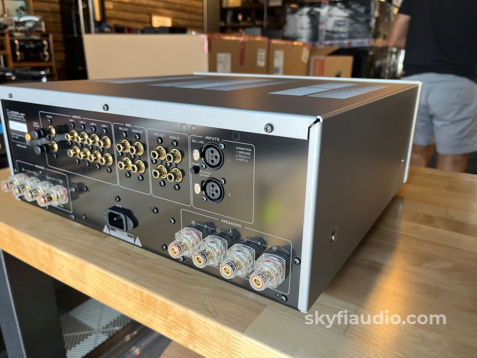 Luxman L-505uX Integrated Amplifier - 100 Watts W/ Remote - Amplifier