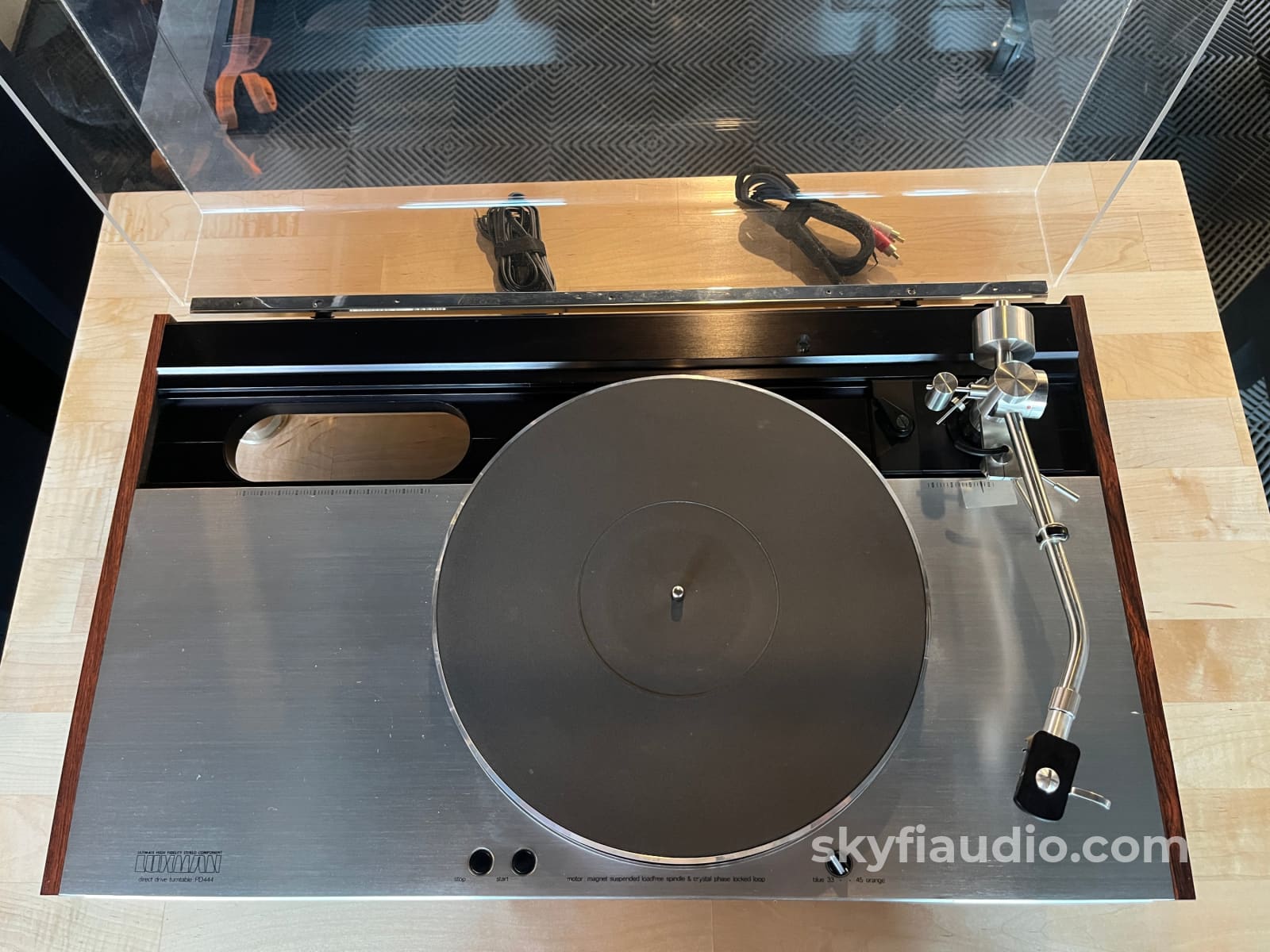 Luxman PD444 Vintage Turntable - W/ New Lyra Delos MC Cartridge Turntable