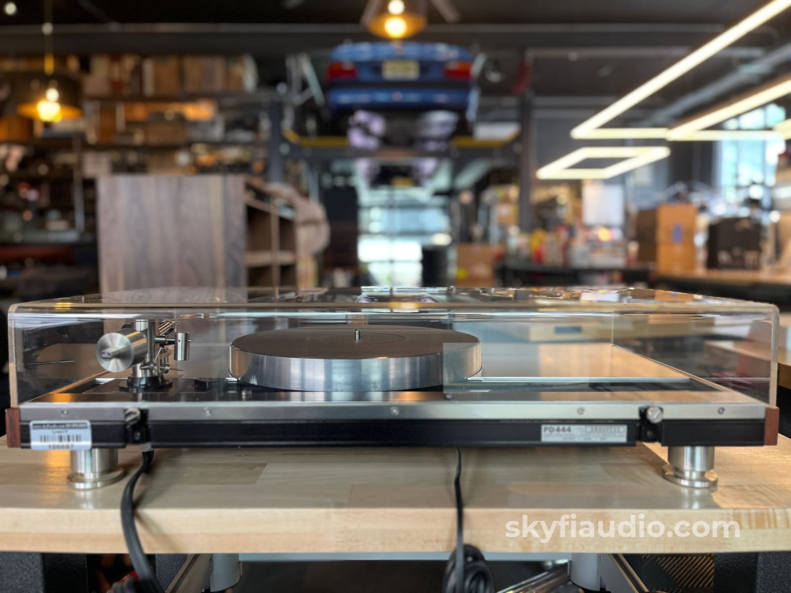 Luxman PD444 Vintage Turntable - W/ New Lyra Delos MC Cartridge Turntable