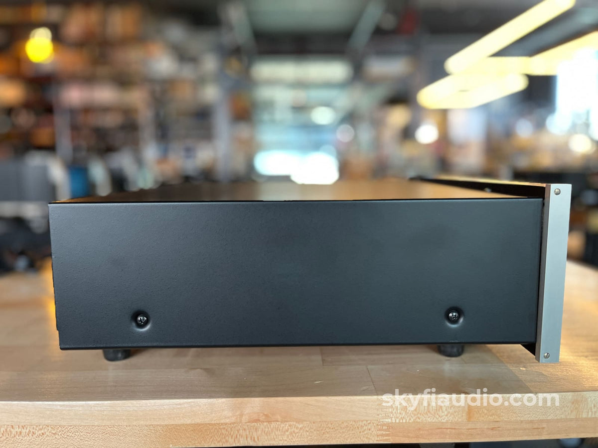 McIntosh C38 Solid State Analog Preamplifier - Preamplifier