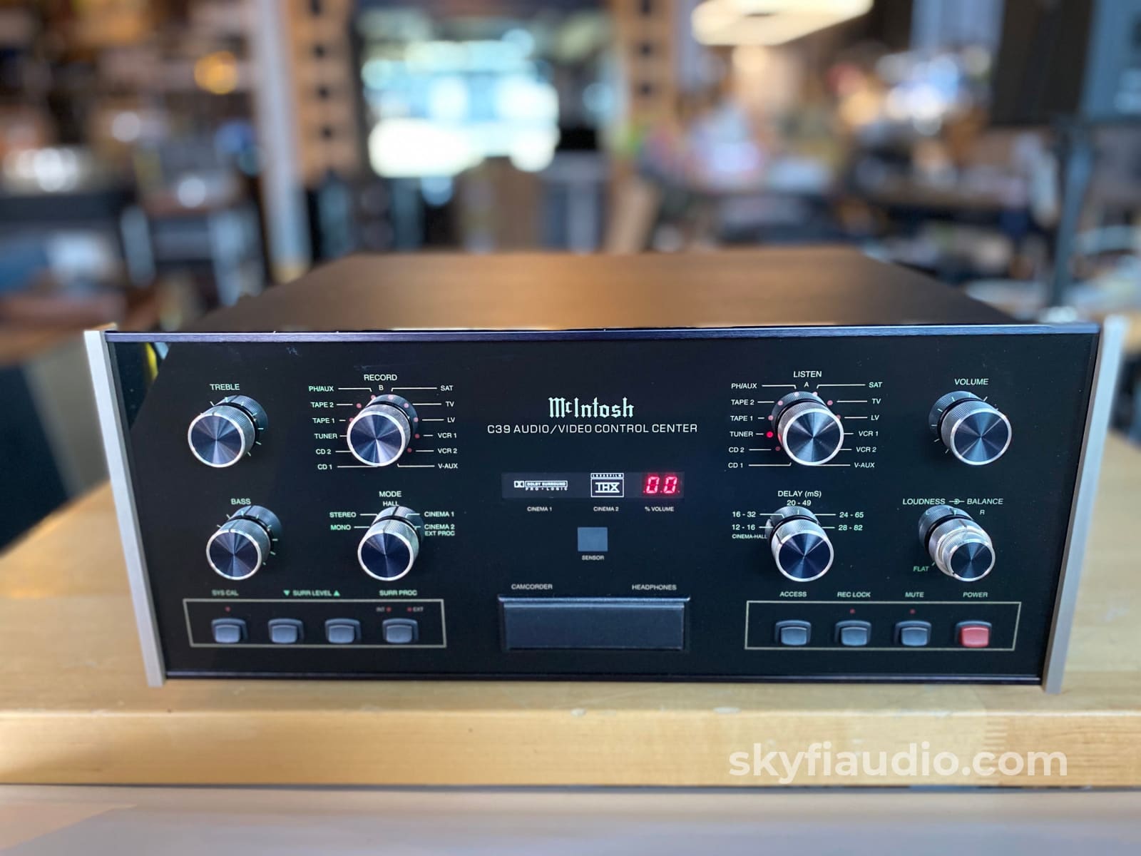 Mcintosh C39 Solid State Preamp W/Phono Processor