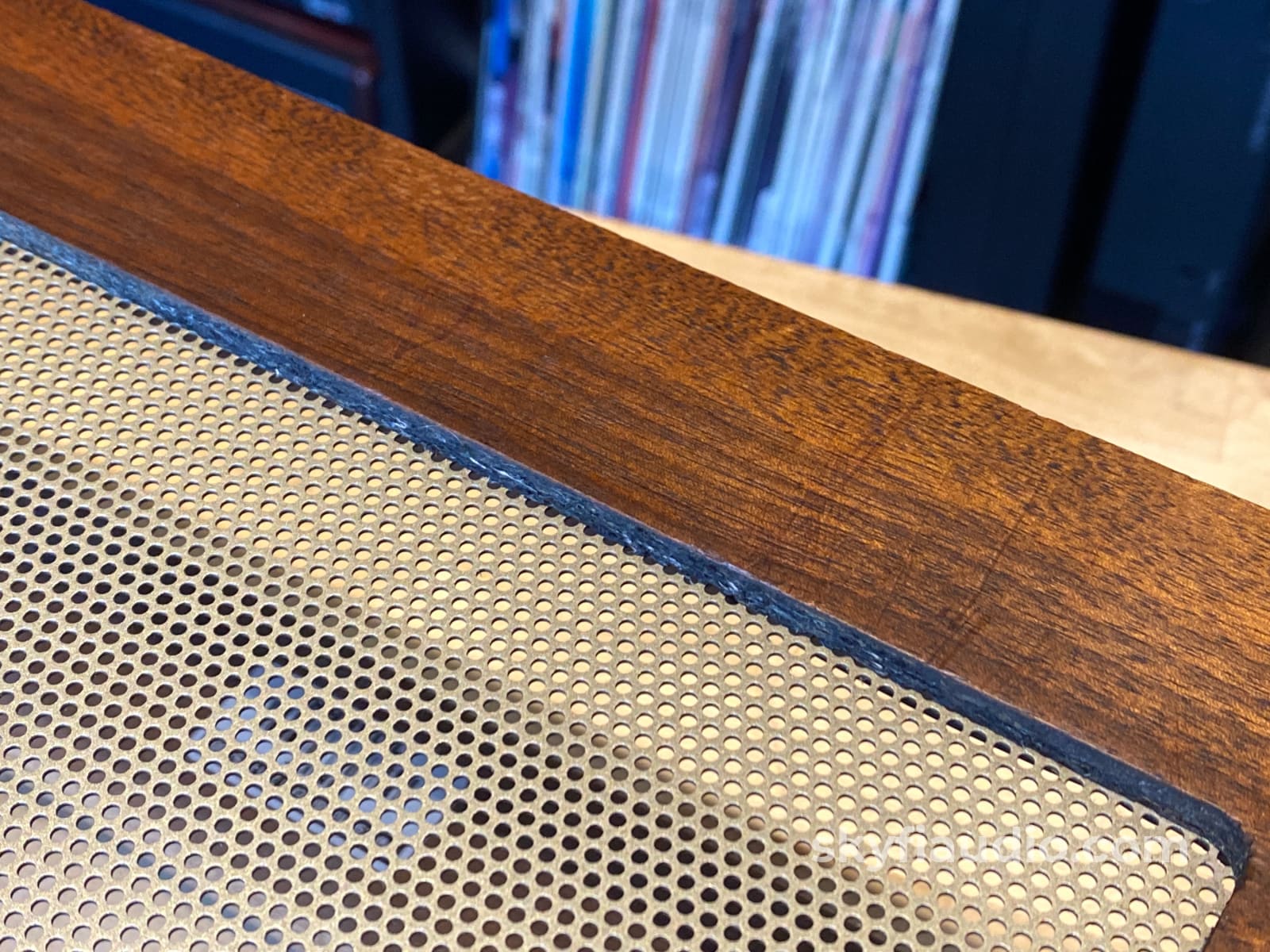 Mcintosh L12 Wood Veneer Cabinet - Slant Feet W/ 10 Or 12 Adjustable Panlocs Accessory