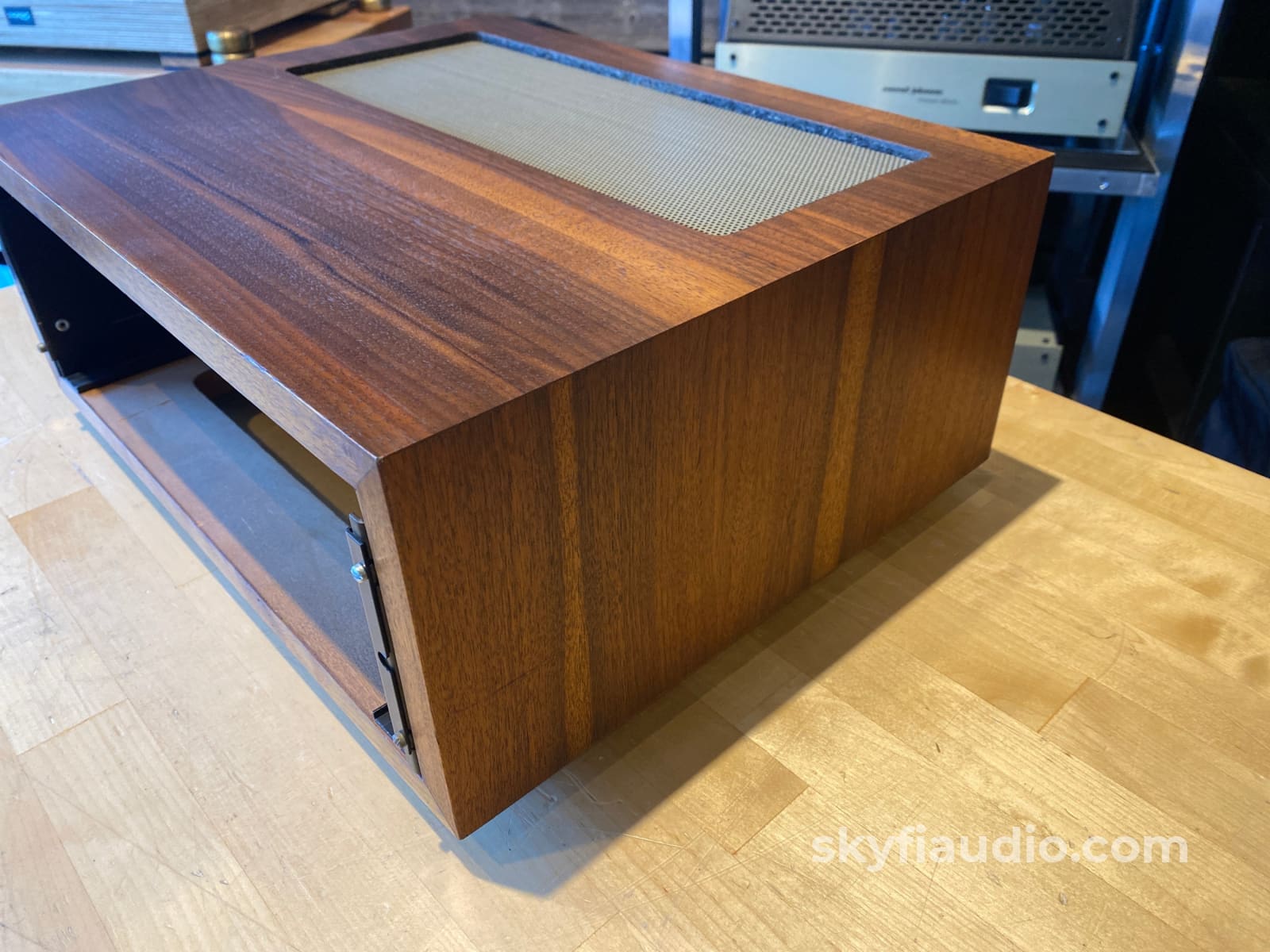 Mcintosh L12 Wood Veneer Cabinet - Slant Feet W/ 10 Or 12 Adjustable Panlocs Accessory