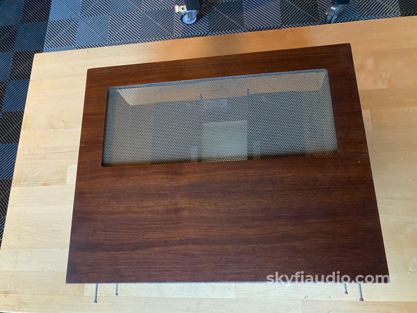Mcintosh L12 Wood Veneer Cabinet - Slant Feet W/ 10 Or 12 Adjustable Panlocs Accessory