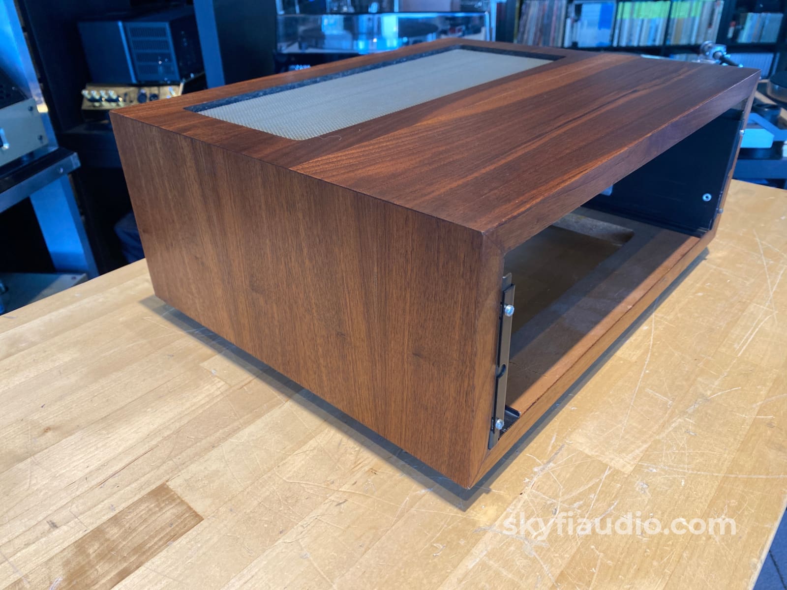 Mcintosh L12 Wood Veneer Cabinet - Slant Feet W/ 10 Or 12 Adjustable Panlocs Accessory