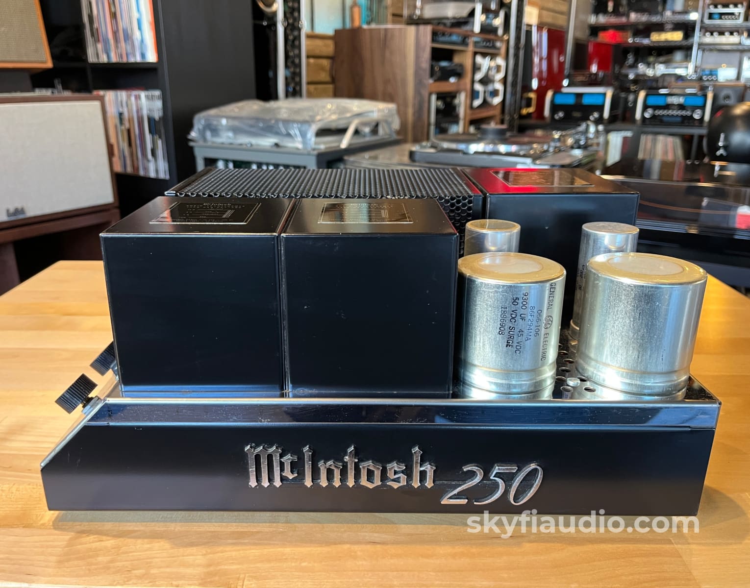 McIntosh MC250 Solid State Amplifier - Serviced - 120V/240V Switchable - Amplifier