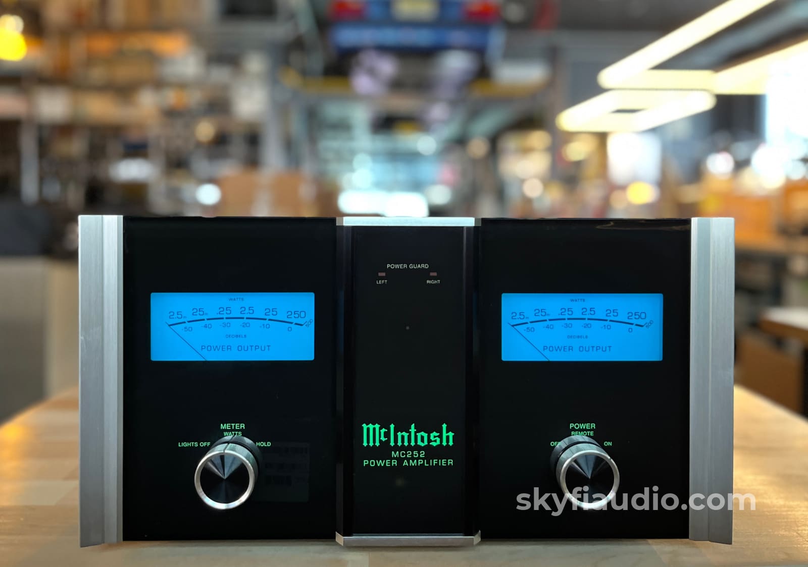 McIntosh MC252 Amplifier - 250W- 3D Faceplate + Fiber Optic Lighting Amplifier