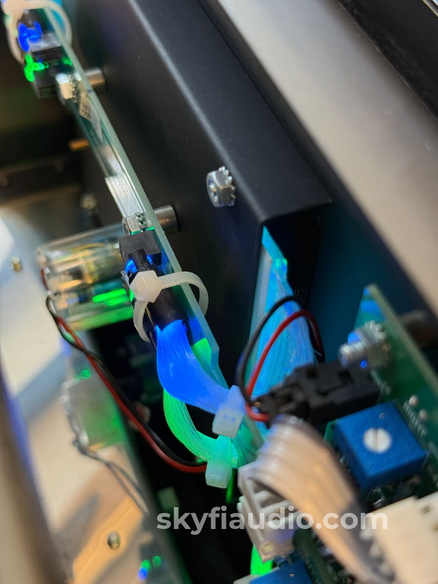 McIntosh MC252 Amplifier - 250W- 3D Faceplate + Fiber Optic Lighting Amplifier